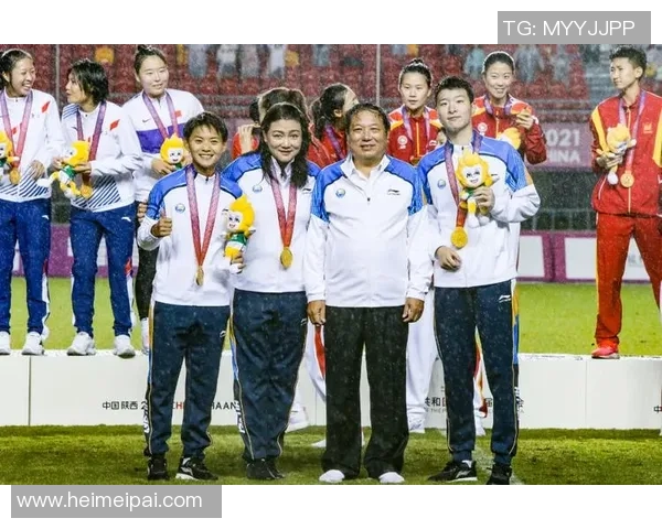 中国女性记者独家采访足球明星揭示背后的故事与梦想